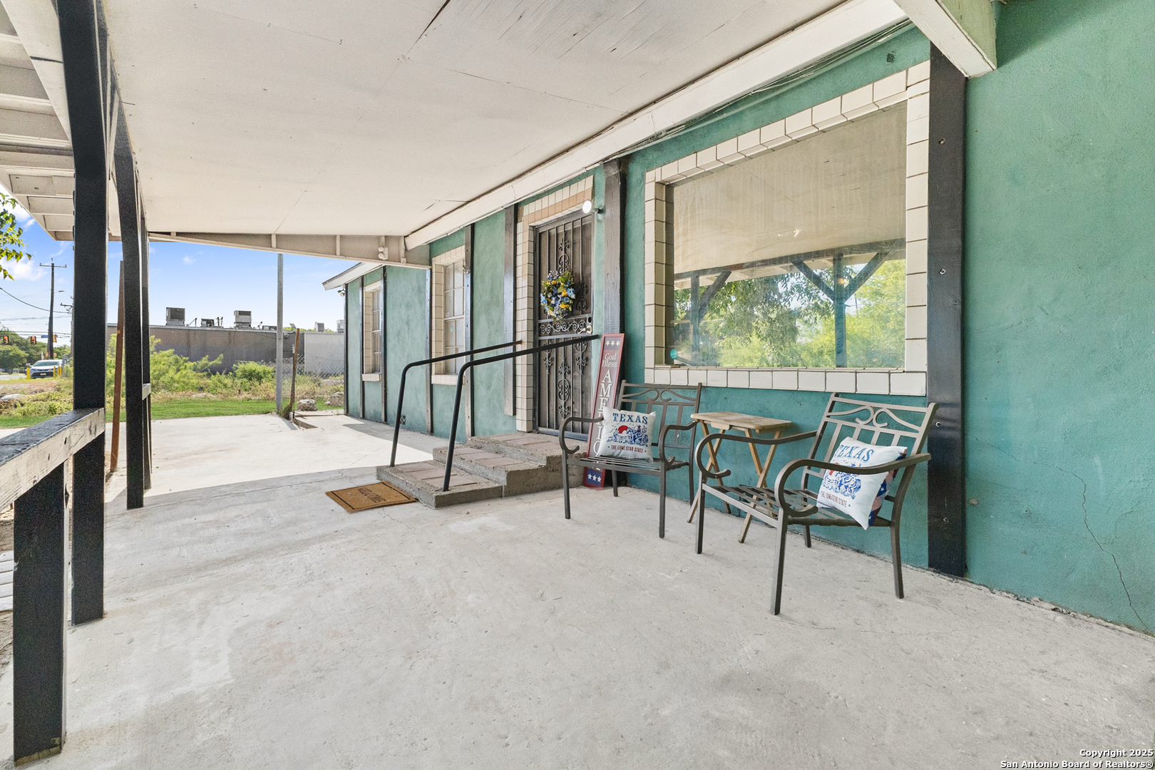 1222 W Harding