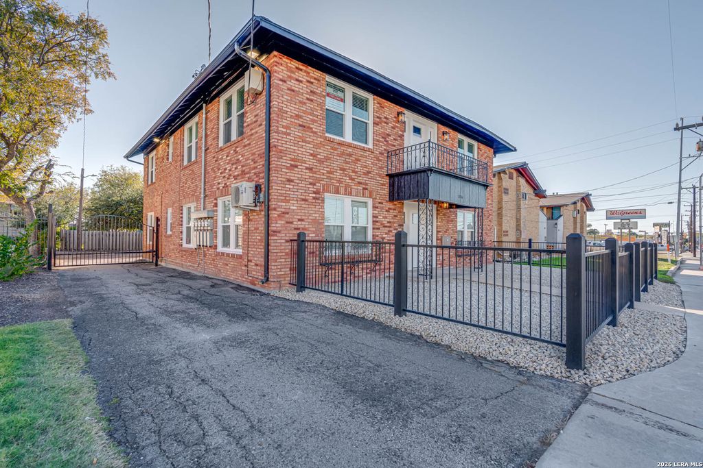 Photo of 316 W Cypress St, San Antonio, TX 78212 (MLS # 1948906)