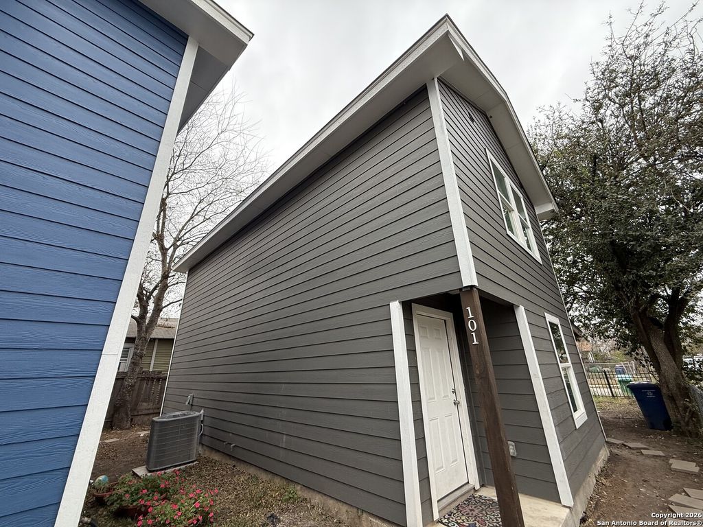 Photo of 1522 S Elmendorf, San Antonio, TX 78207 (MLS # 1933144)