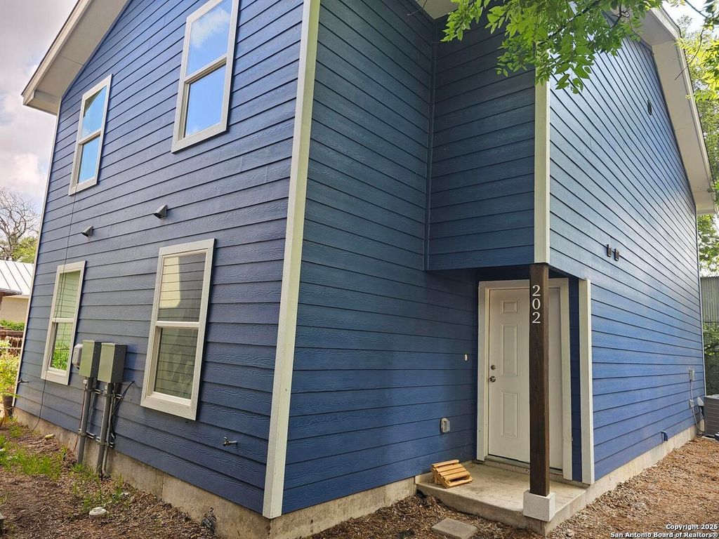 Photo of 1522 S Elmendorf, San Antonio, TX 78207 (MLS # 1933144)