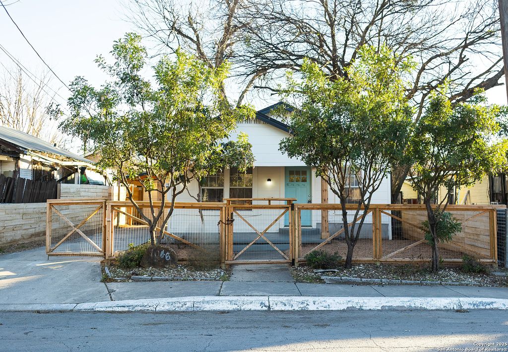 Photo of 1046 Lombrano St, San Antonio, TX 78207 (MLS # 1915359)