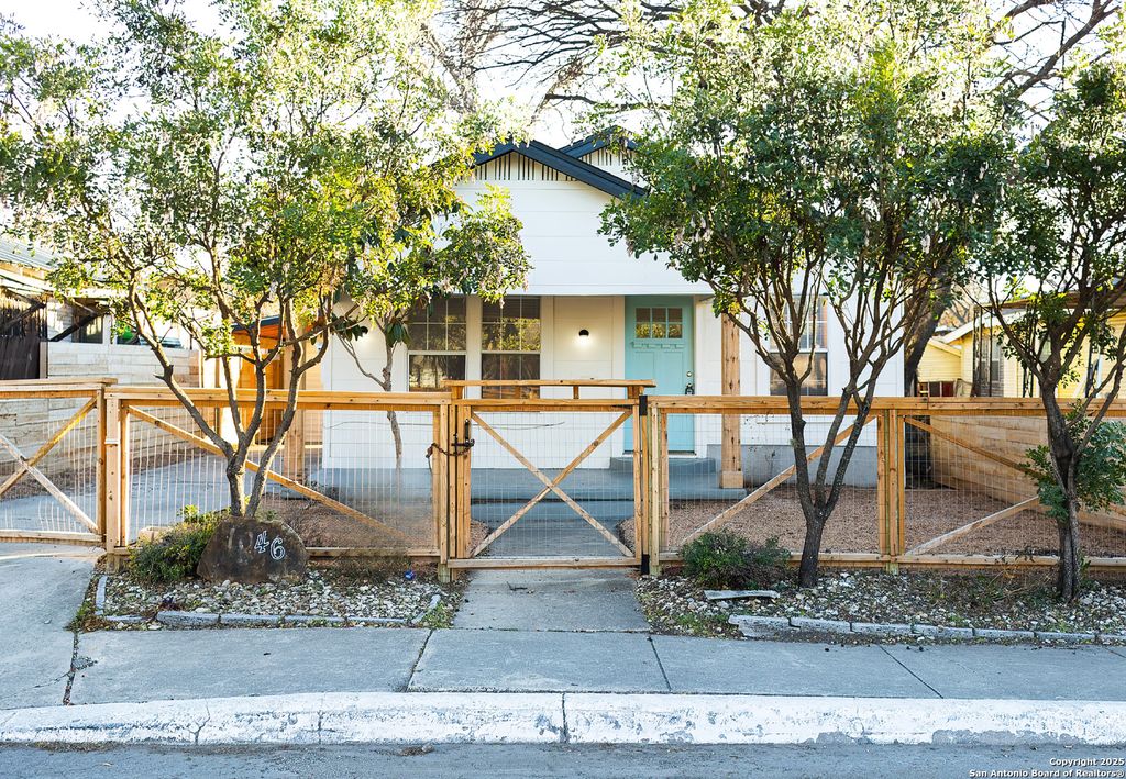 Photo of 1046 Lombrano St, San Antonio, TX 78207 (MLS # 1915359)