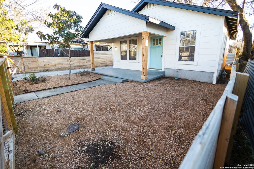 Photo of 1046 Lombrano St, San Antonio, TX 78207 (MLS # 1915359)