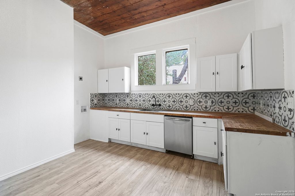 Photo of 2106 Saunders, San Antonio, TX 78207 (MLS # 1931188)