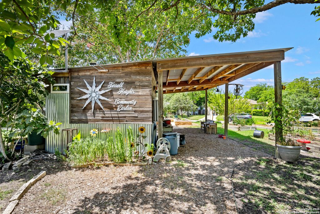 Photo of 131 Larchmont, San Antonio, TX 78209 (MLS # 1886187)