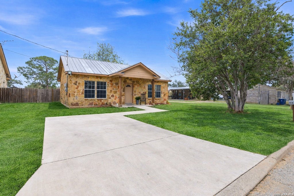 Photo of 414 Harl St, Pleasanton, TX 78064 (MLS # 1965124)