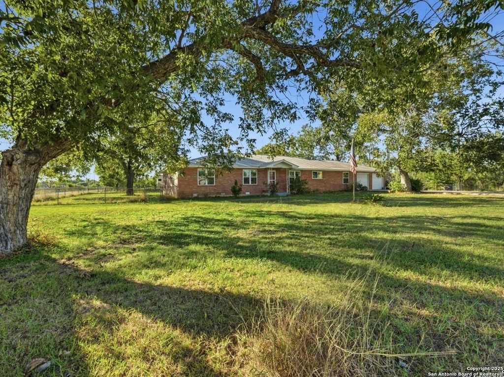 Photo of 106 County Road 6611, Devine, TX 78016 (MLS # 1914303)