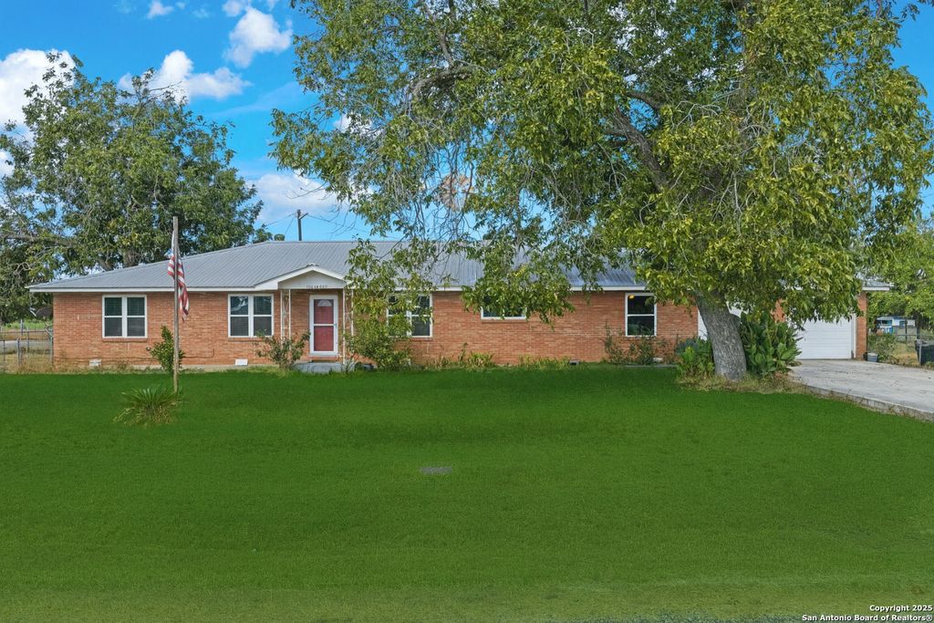 Photo of 106 County Road 6611, Devine, TX 78016 (MLS # 1914303)