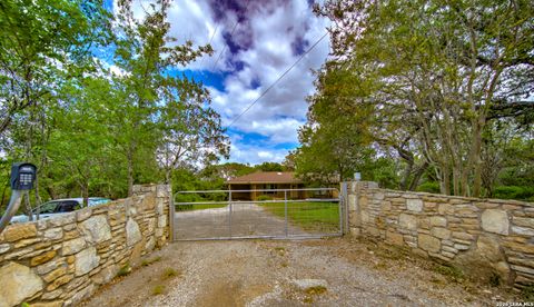 Photo of 105 Walnut Grove Rd, Boerne, TX 78006 (MLS # 1970440)