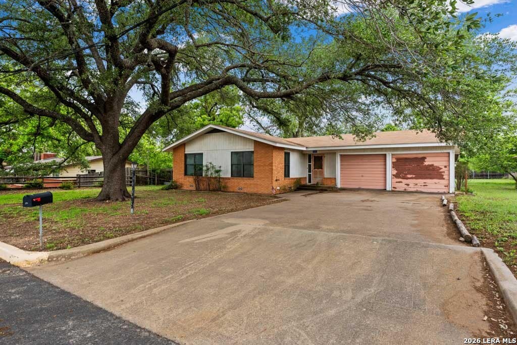 Photo of 131 W LOWER CRABAPPLE RD, Fredericksburg, TX 78624 (MLS # 1998542)