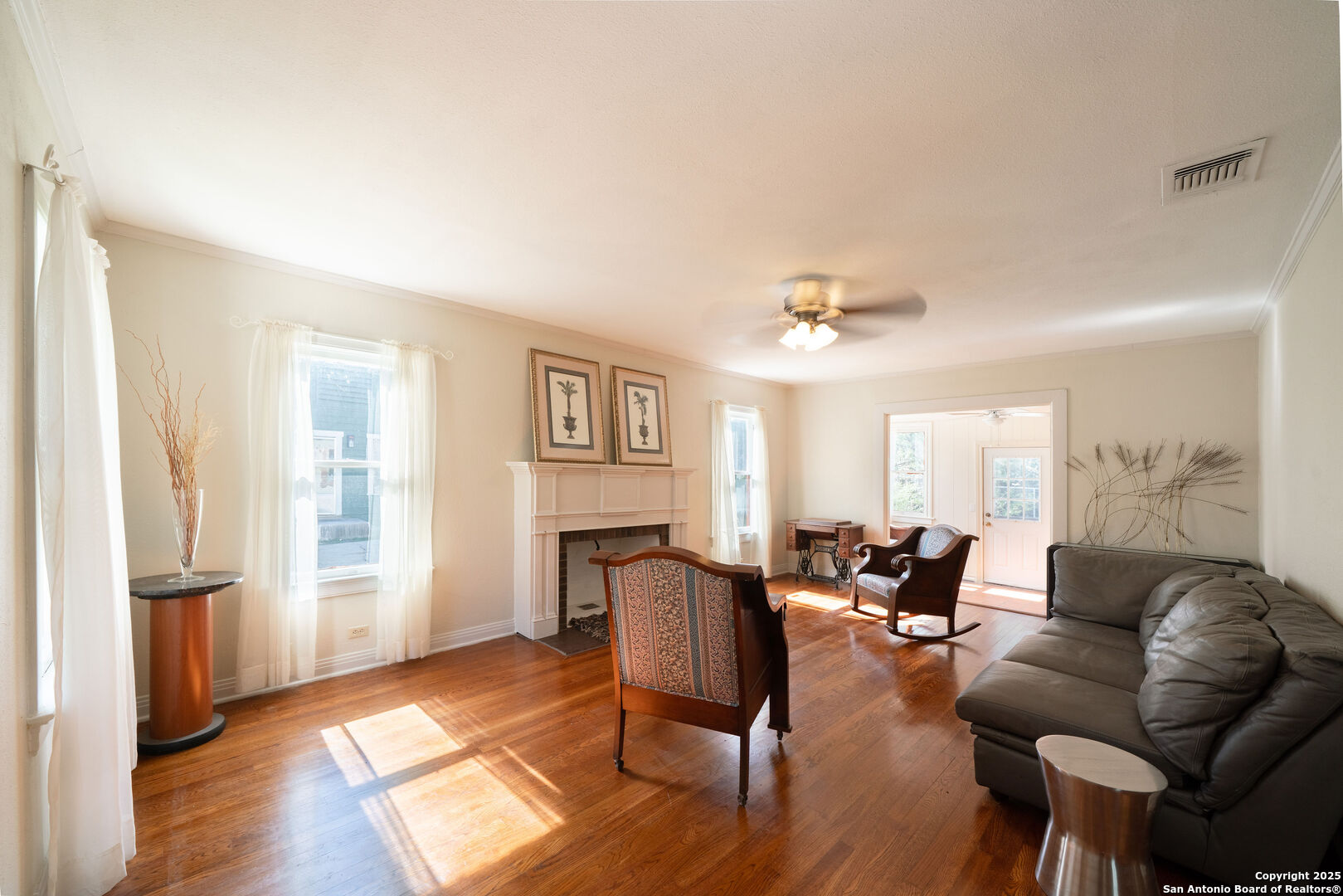 128 E Elmview Pl