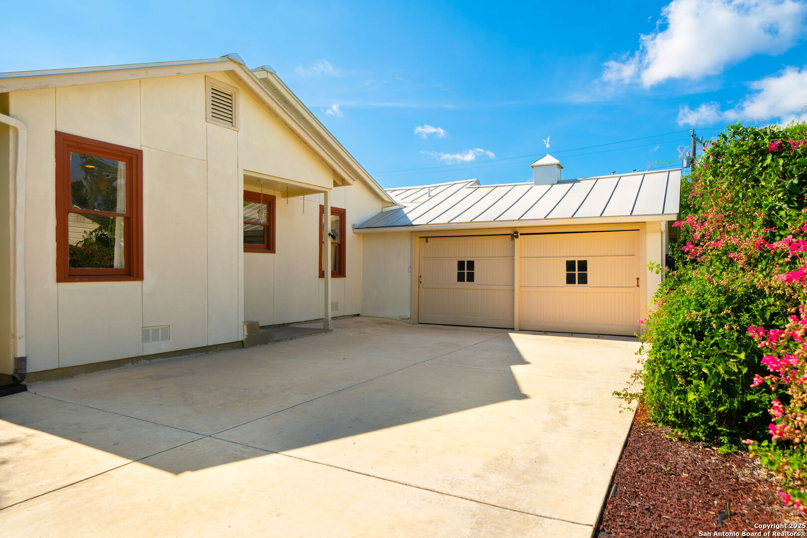 128 E Elmview Pl