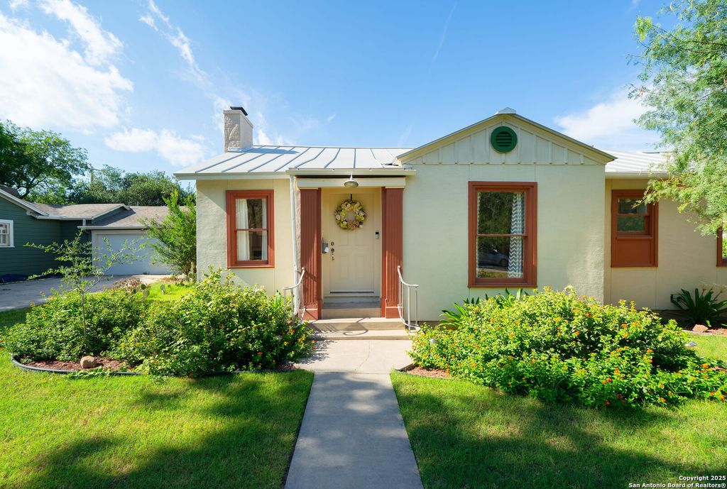 Photo of 128 E Elmview Pl, Alamo Heights, TX 78209 (MLS # 1889019)