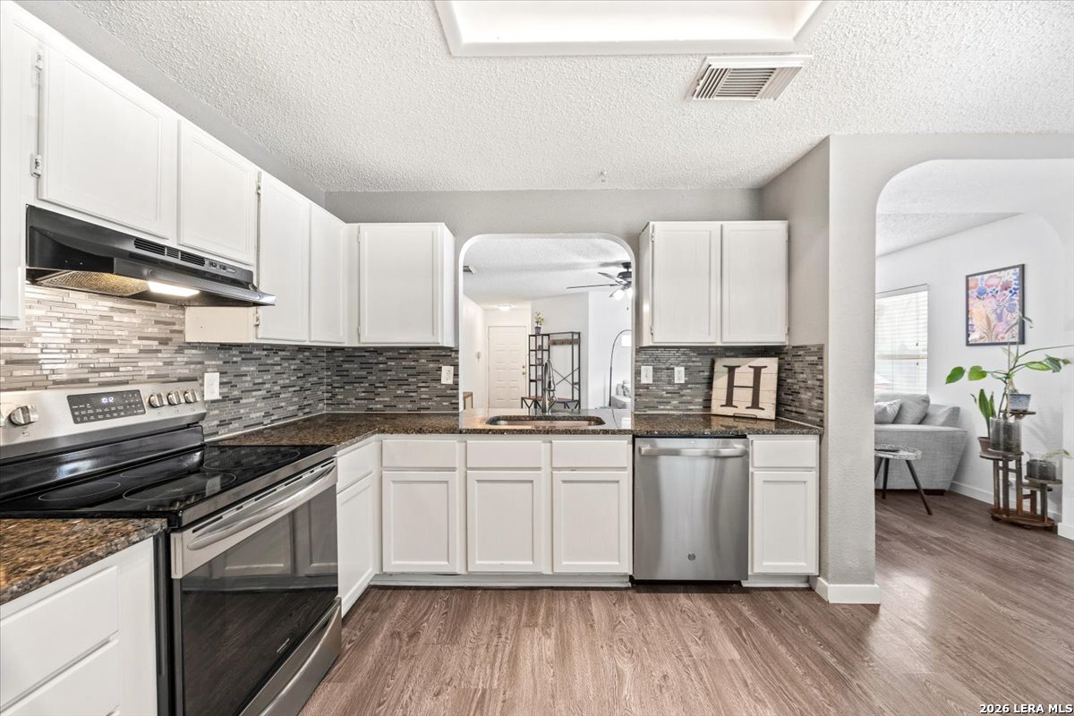 13354 Greenstone