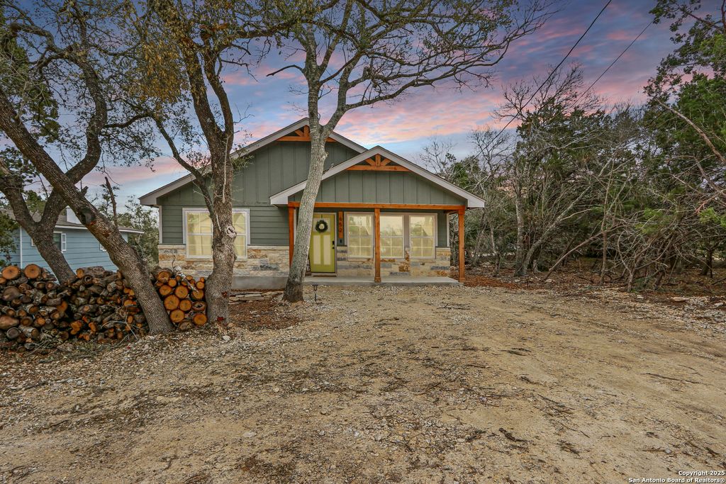 Photo of 652 Canyon Bend, Canyon Lake, TX 78133 (MLS # 1893917)