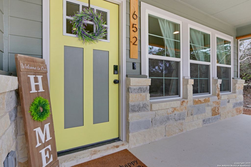 Photo of 652 Canyon Bend, Canyon Lake, TX 78133 (MLS # 1893917)