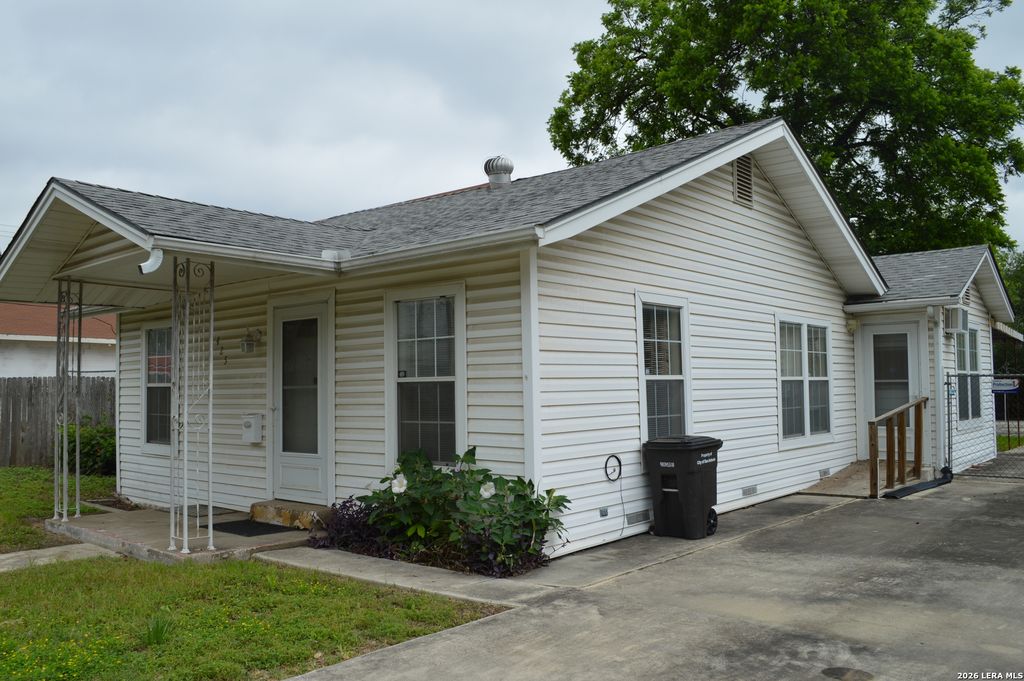 Photo of 425 Robert E Lee, San Antonio, TX 78214 (MLS # 1965838)