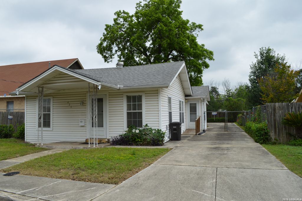 Photo of 425 Robert E Lee, San Antonio, TX 78214 (MLS # 1965838)