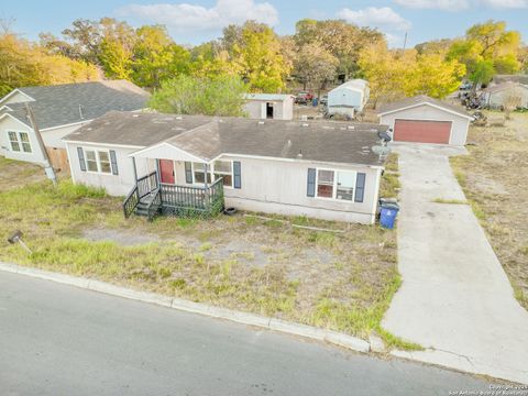 808 Uvalde St Pleasanton TX 78064