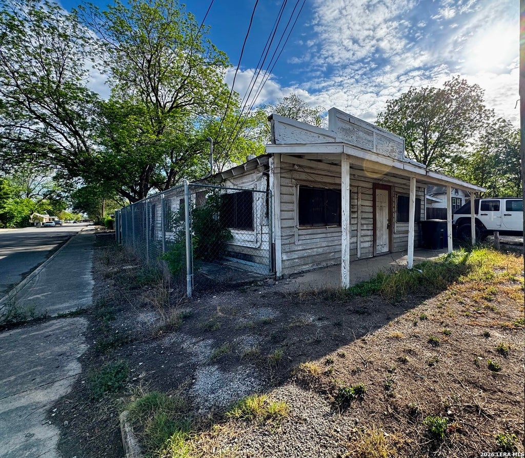 Photo of 300 Queretaro St, San Antonio, TX 78237 (MLS # 1990490)