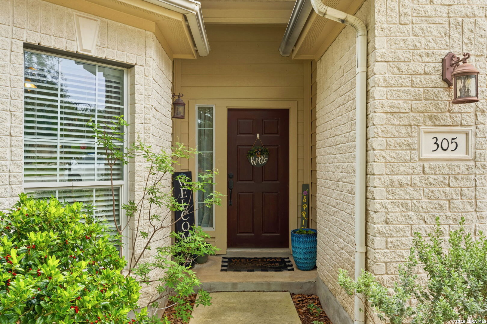 305 HILTON DR