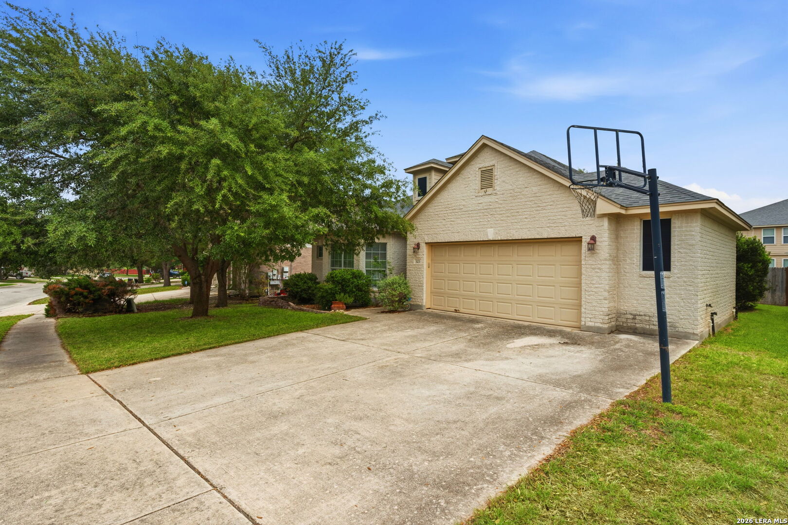 305 HILTON DR