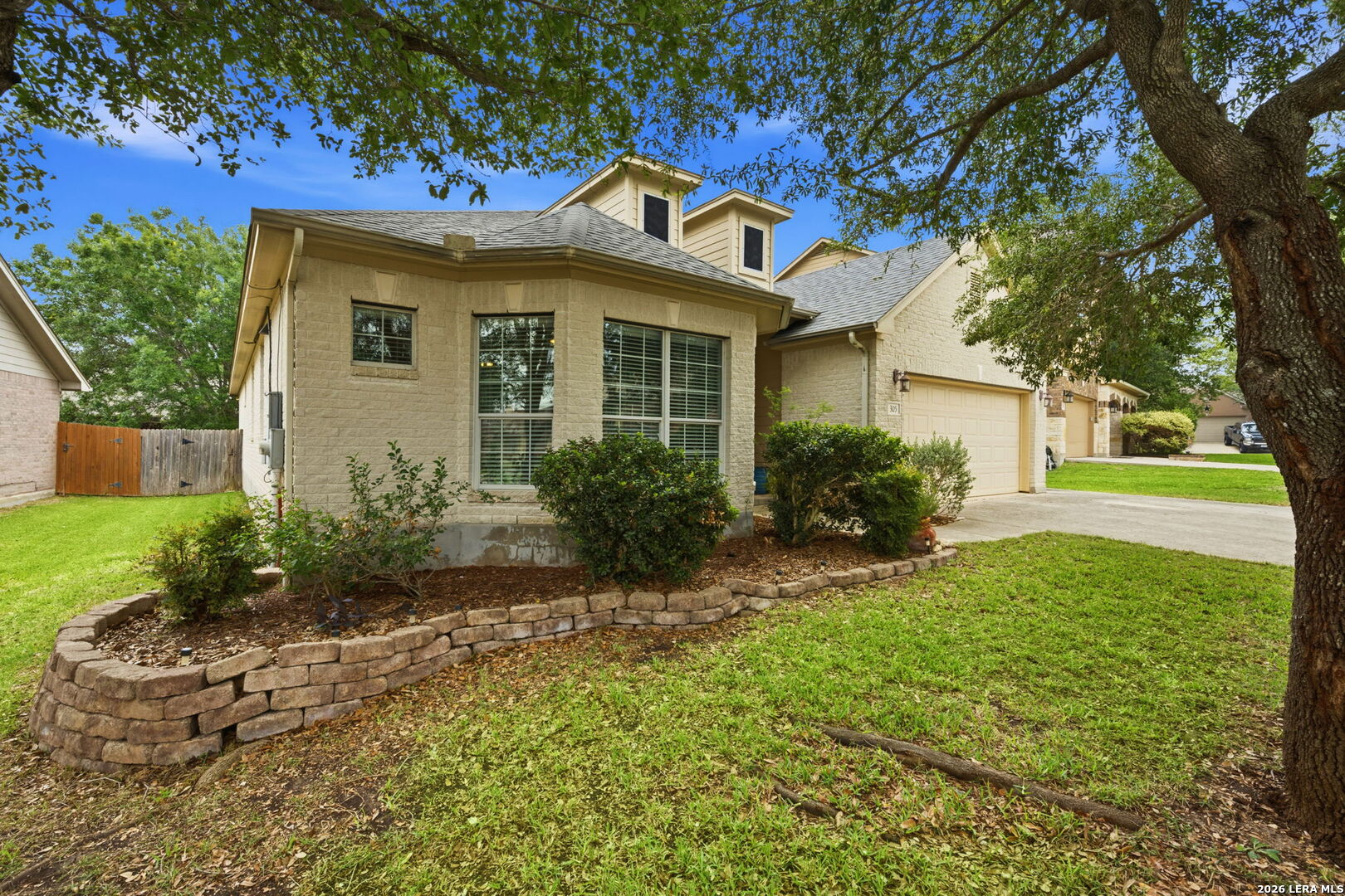 305 HILTON DR