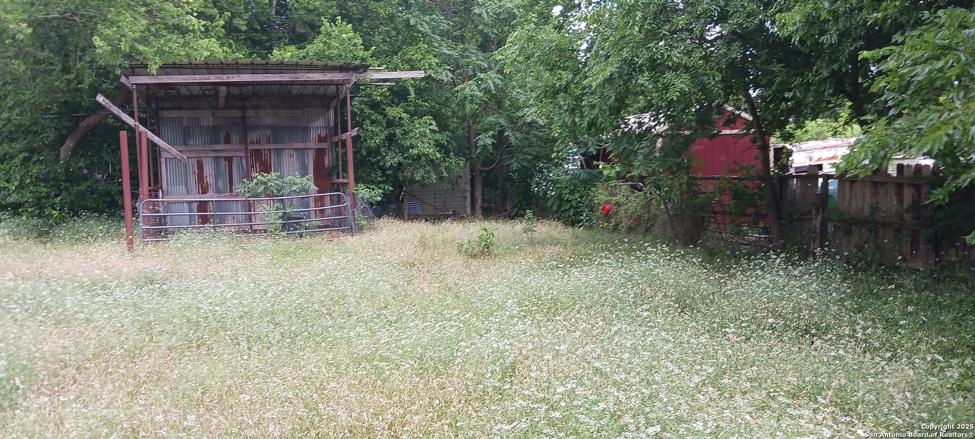 1526 Roadside