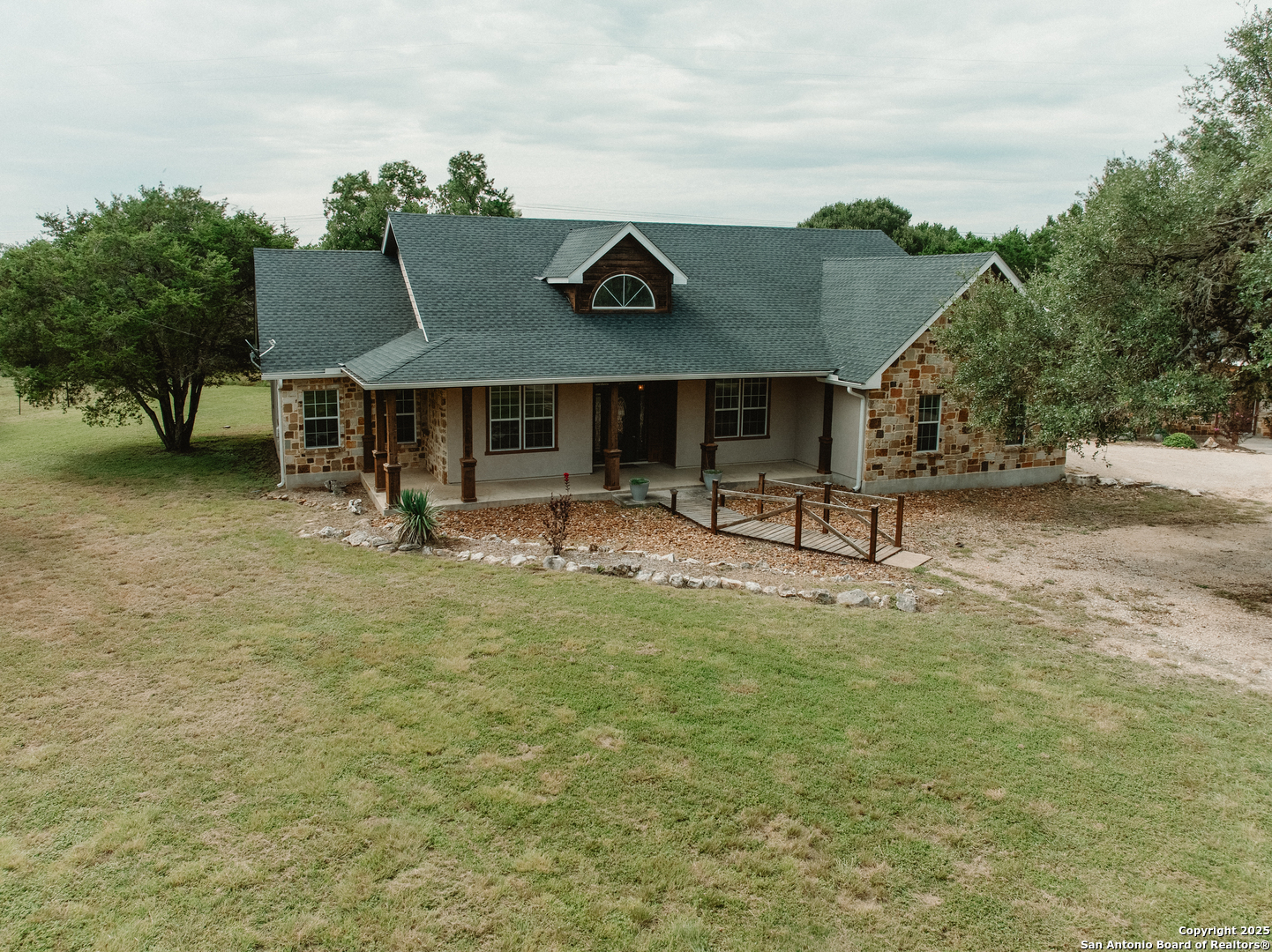 1098 Lone Oak