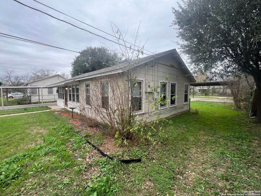 Photo of 1012 E Walnut, Seguin, TX 78155 (MLS # 1930501)