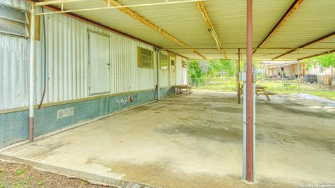 A home in Floresville