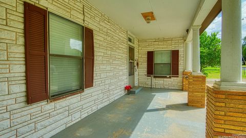 A home in Floresville