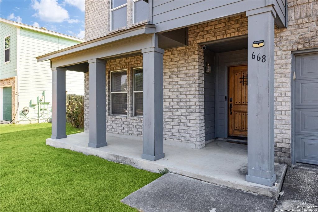 Photo of 668 NW Crossing, New Braunfels, TX 78130 (MLS # 1916367)