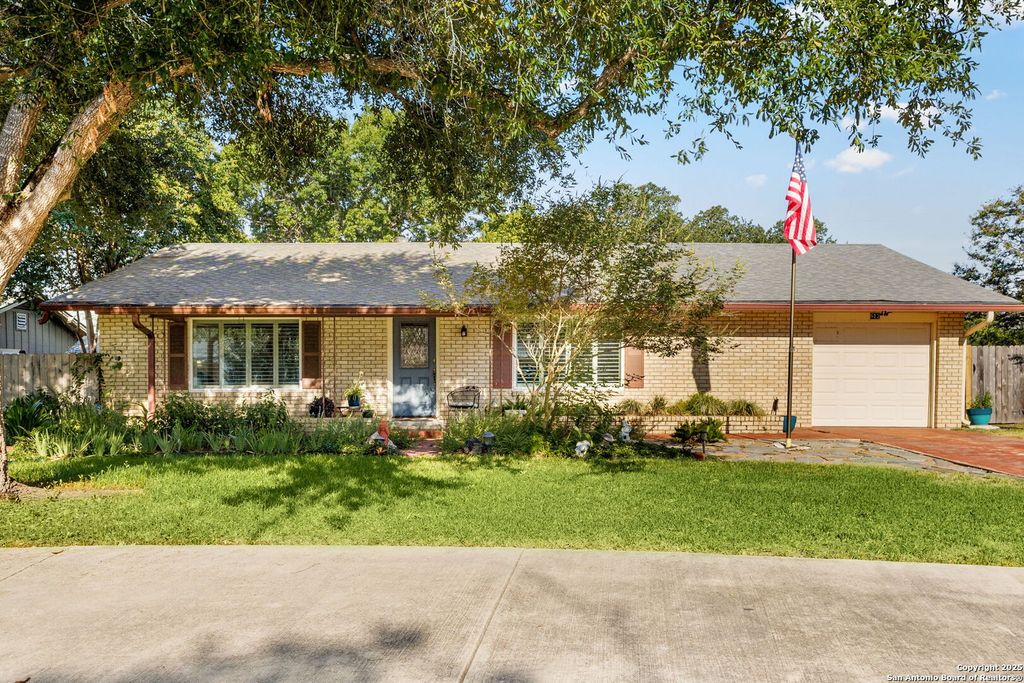 Photo of 612 Kathy, Seguin, TX 78155 (MLS # 1915150)