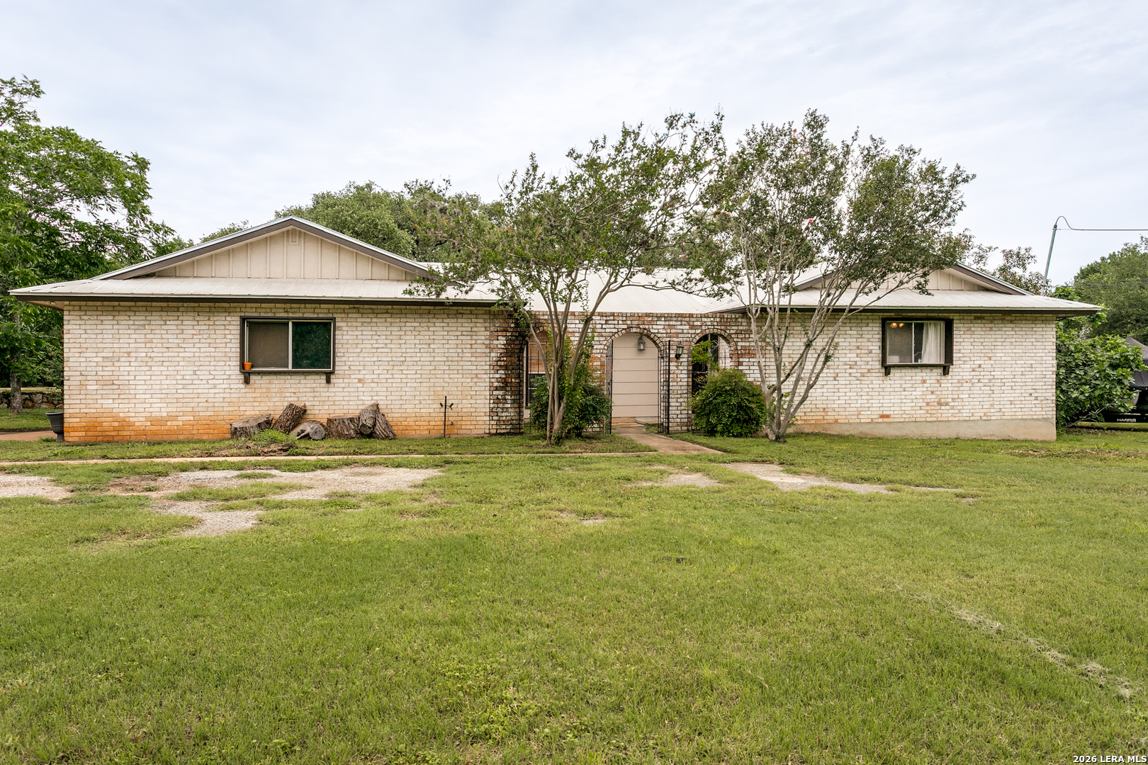 3881 MENGER DR