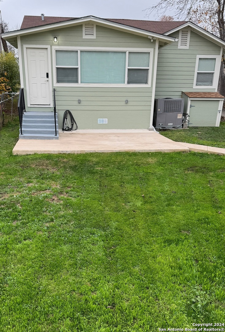 2028 W WOODLAWN AVE