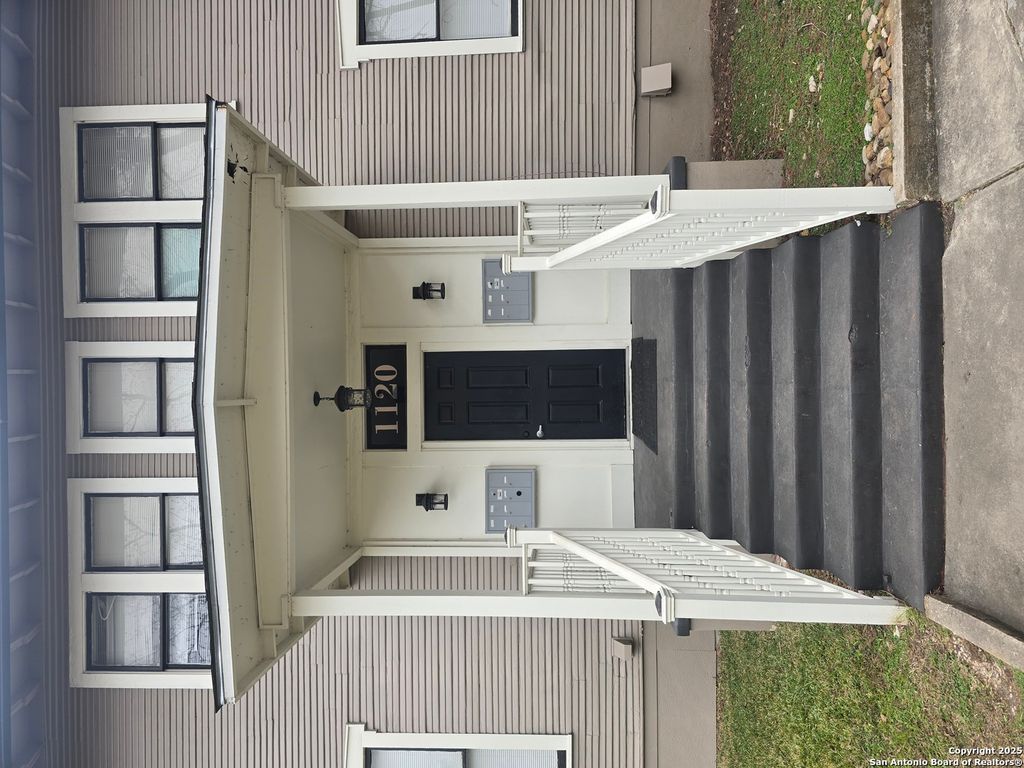 Photo of 1120 W Woodlawn Ave 6 #6, San Antonio, TX 78201 (MLS # 1916027)