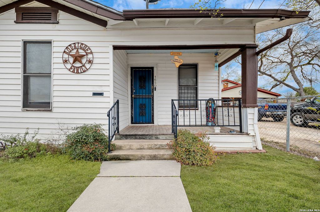 Photo of 1650 W Laurel, San Antonio, TX 78201 (MLS # 1961092)
