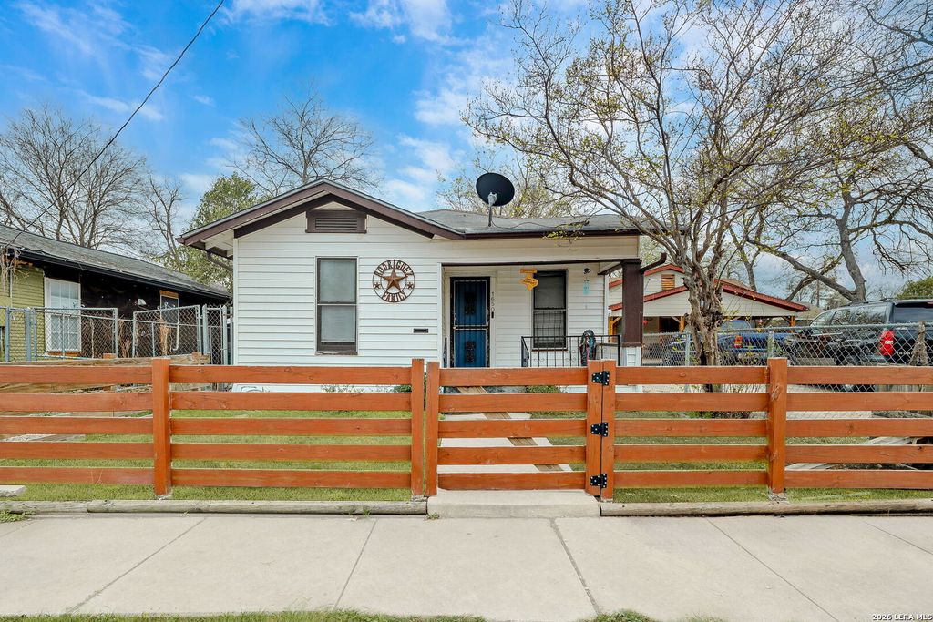Photo of 1650 W Laurel, San Antonio, TX 78201 (MLS # 1961092)