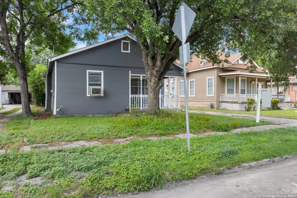Photo of 323 roseborough, San Antonio, TX 78210 (MLS # 1873114)