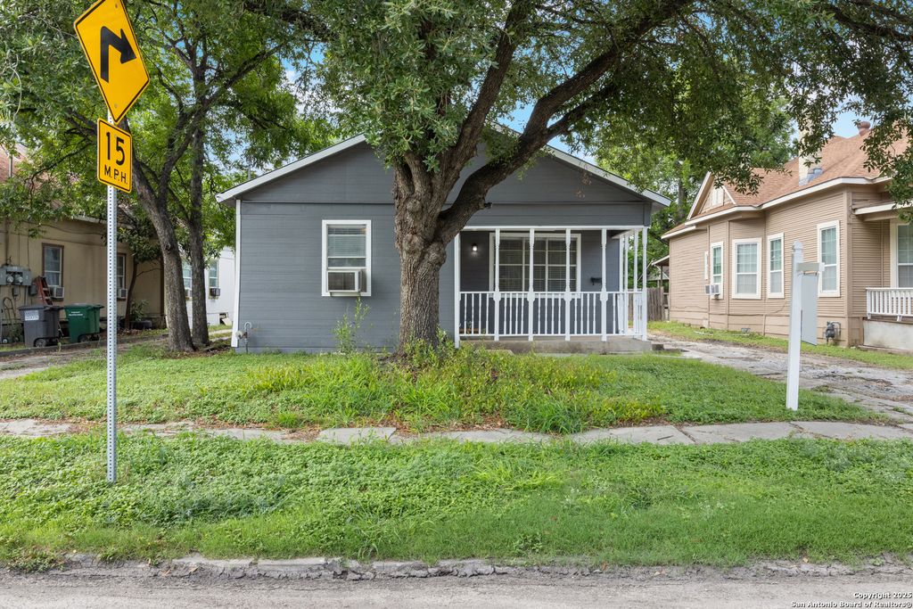 Photo of 323 roseborough, San Antonio, TX 78210 (MLS # 1873114)