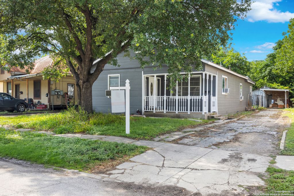 Photo of 323 roseborough, San Antonio, TX 78210 (MLS # 1873114)