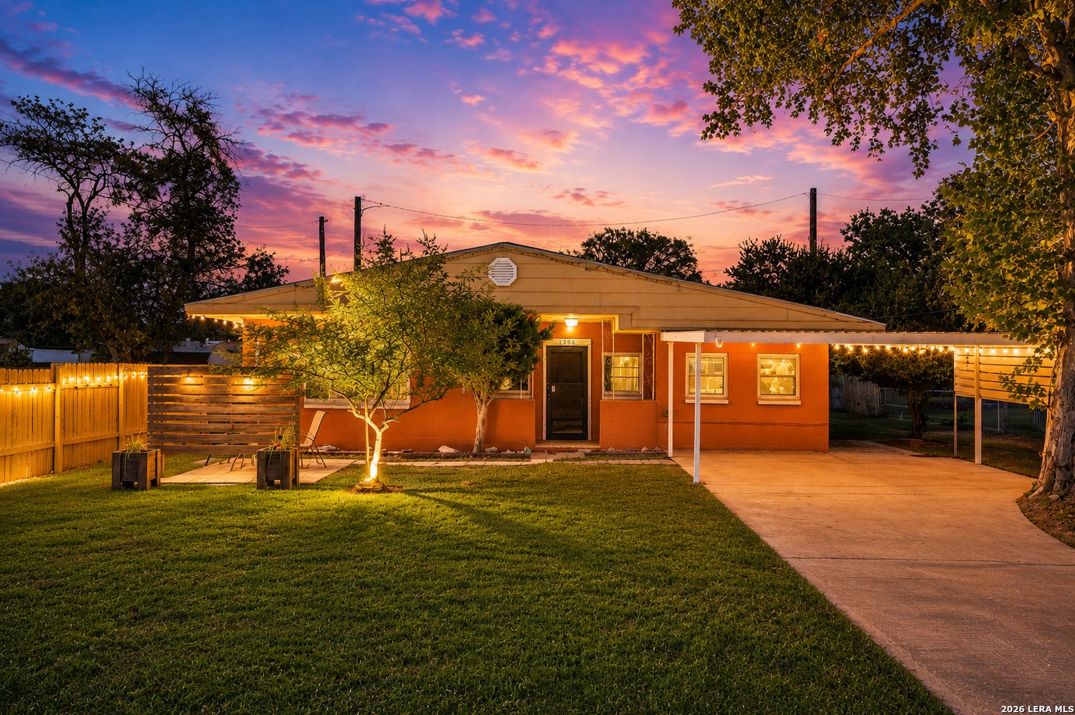 1206 W VILLARET BLVD