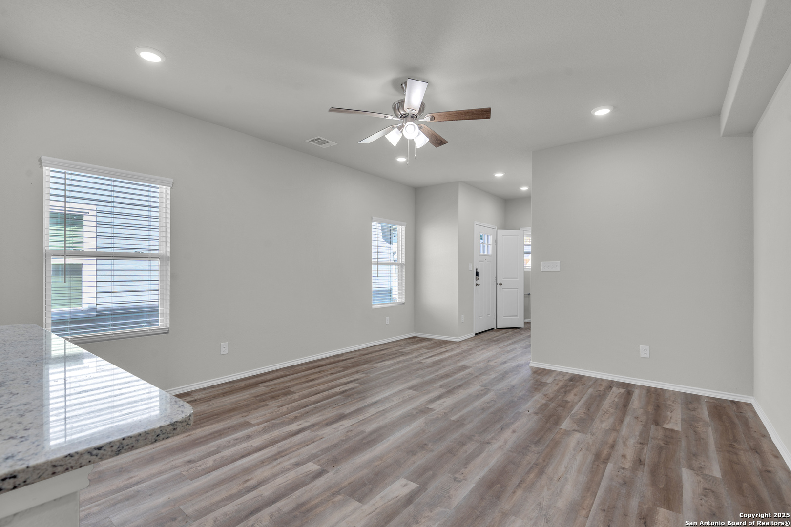 8911 N Fm 1560 305-306