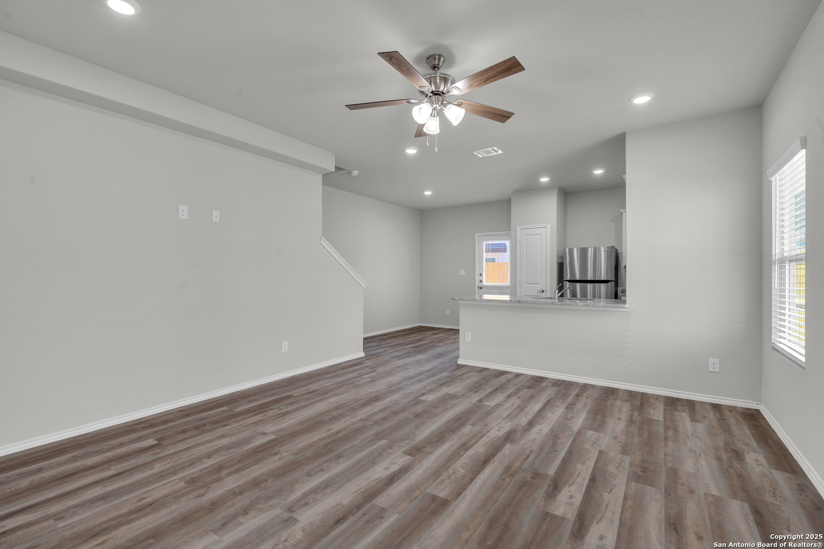 8911 N Fm 1560 305-306