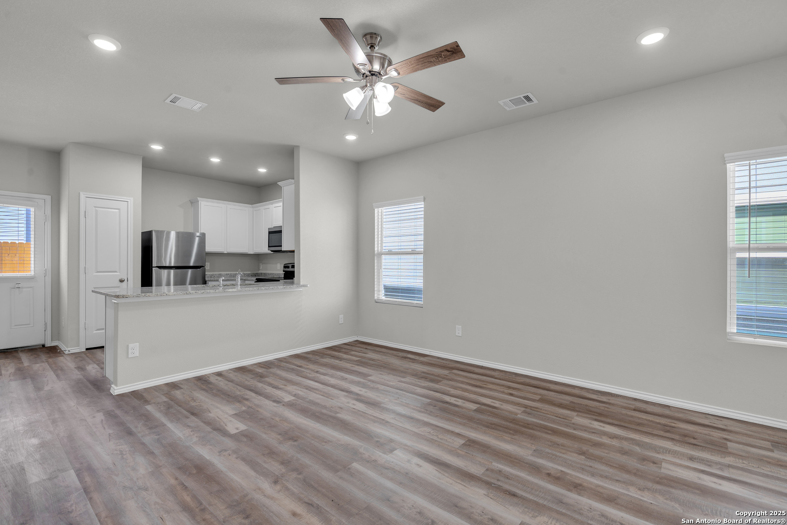 8911 N Fm 1560 305-306