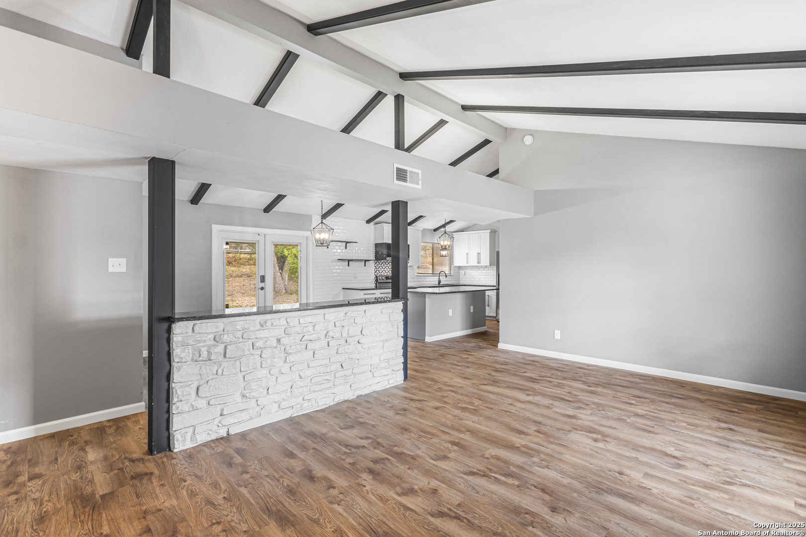 330 Whitecliff