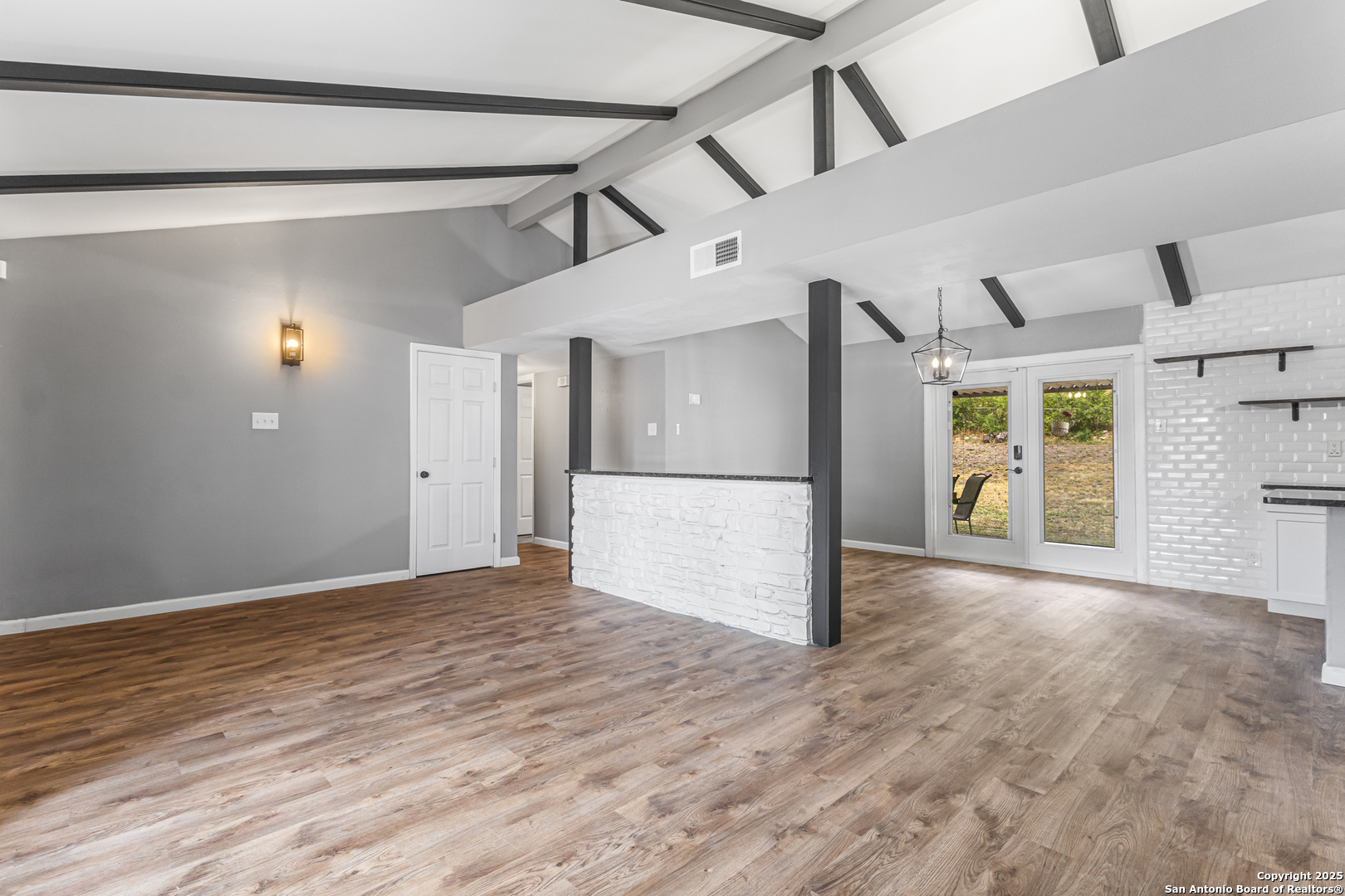 330 Whitecliff