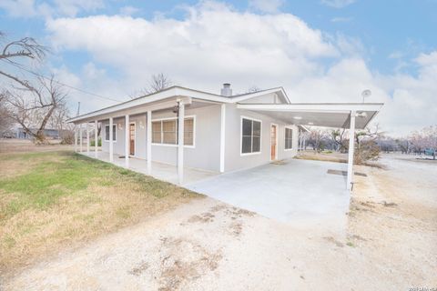 390 W County Road 5719 Devine TX 78016