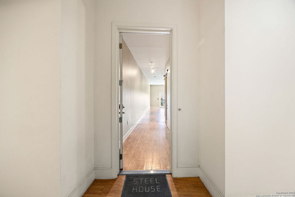 Photo of 1401 S Flores St #409, San Antonio, TX 78204 (MLS # 1887925)